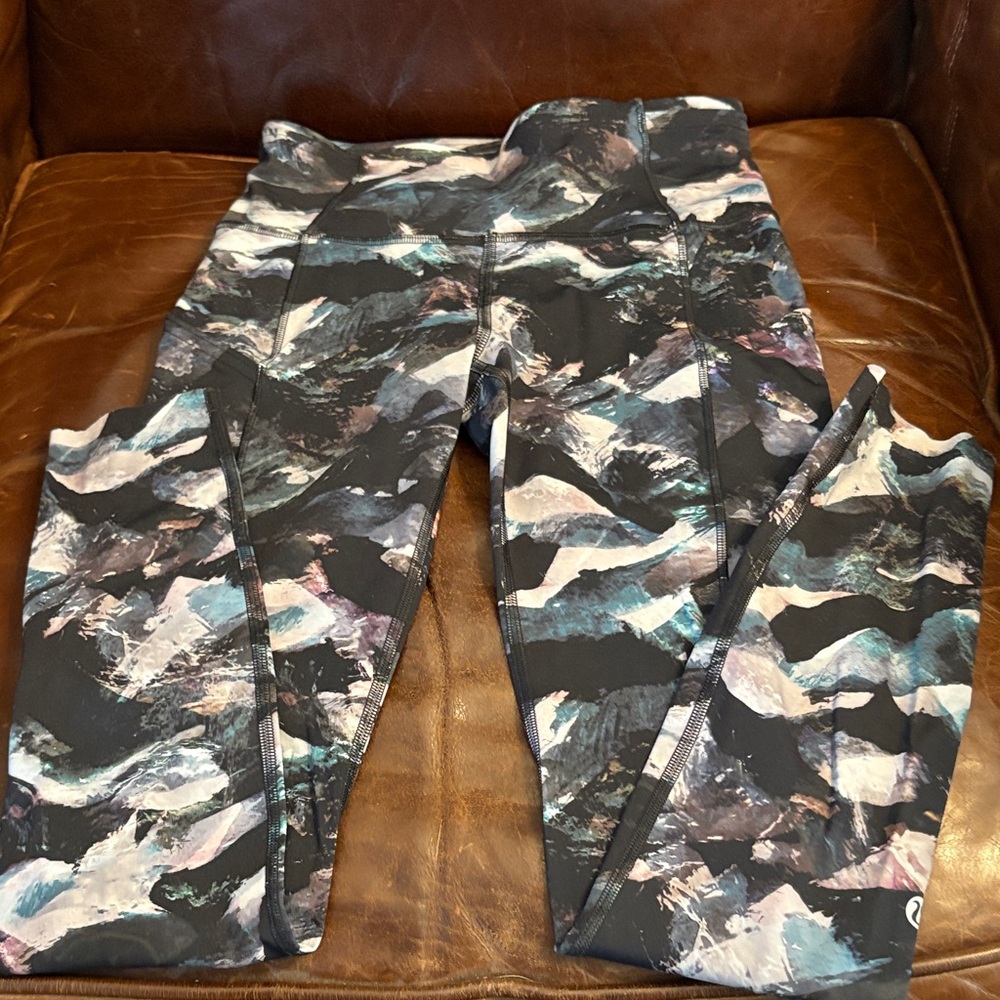 EUC Lululemon pPerformance Leggings in Multicolor Abstract Print Sz 4